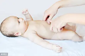 宝宝还不会翻身？没准是这几个原因造成的，这样训练才有效！图片