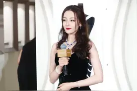 迪丽热巴现身某珠宝活动，抹胸礼服裙，佩戴珠宝，凸显优雅端庄图片