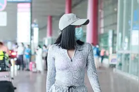 钟丽缇穿“蟒纹衣”好时尚，紧身衣配阔腿裤，腰间“肉褶”好真实图片
