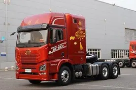 驾驶室自带卫生间，可以在车里洗澡，详解解放JH6+生活舱重卡图片