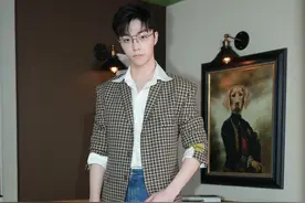 陈立农白衬衫+格纹西装+牛仔裤时髦有型图片