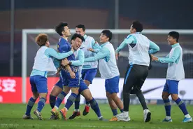 中超战报：上港1-2苏宁，上港多一人应战被苏宁逆转胜图片