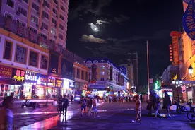 中国小城，满大街俄罗斯游客，夜店蒙古模特人高马大图片