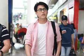 43岁靳东真敢穿，粉色衬衫配西装裤走机场，中年大叔变“欧巴”图片