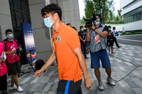 中超第三轮：山东鲁能抵达赛场，费莱尼、莫伊塞斯首发，佩莱替补图片