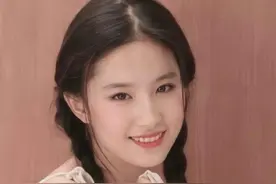 18岁的刘亦菲，简单的麻花辫，拍写真超美的图片