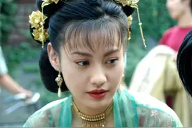 42岁杨雪罕见出镜，西装白裙越老越美，“江玉燕”气质依旧动人图片