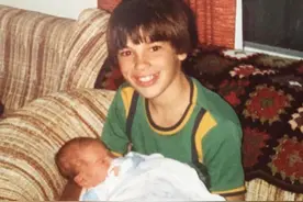 母亲70岁生日，她和哥哥重拍了一组小时候的照片图片