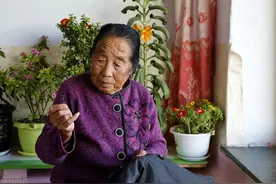 25岁孙子哭诉：爸和大伯轮流给奶奶养老，奶奶快不行时，没人肯接图片