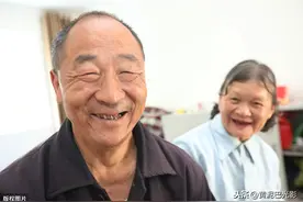 陕西单身大叔，64岁迎来桃花运，600元就娶了亲，啥情况图片