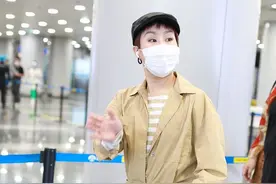 意难平！上官喜爱惜别出道位后风格大变，穿休闲连体裤又酷又甜图片
