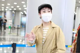 意难平！上官喜爱惜别出道位后风格大变，穿休闲连体裤又酷又甜图片