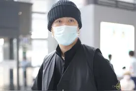 马伯赛豹纹短裤秀出肌肉小腿，笑眯眯的眼睛更改以往的高冷图片