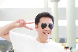 街拍：蔡国庆穿白T恤配休闲短裤搭运动鞋，尽显阳光活力图片