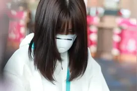 宠粉！孟子义身穿防护服赶飞机 不忘为粉丝签名图片