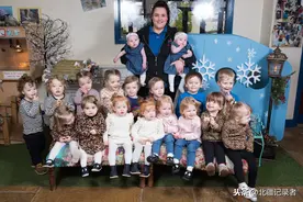 9对双胞胎宝宝同时入学英国一幼儿园，经理笑了，老师却要疯了图片