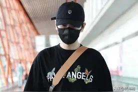 还是小鲜肉！汪苏泷穿全黑LOOK清爽帅气，皮肤白皙嫩回巅峰状态图片