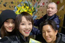 蓝盈莹晒照为韩庚庆生，冯小刚出镜只能站后排？斑秃明显略疲惫图片