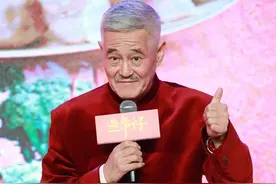 63岁赵本山好壕！买6头百斤肥猪当伙食，却只穿普通短袖太低调图片