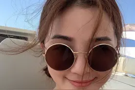 38岁蔡卓妍双辫吊带装，嫩得跟18岁少女一样，果然娃娃脸不会老图片