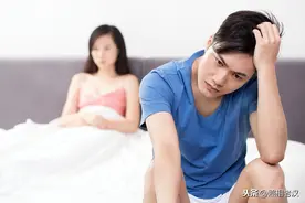 半夜睡得正香，被老婆蹬了一脚图片
