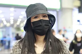 钟丽缇现身机场，一袭打扮很森系，比心手势很可爱图片