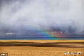 西藏纳木错：圣象天门冰面融化现彩虹图片