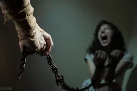 女狱警爱上男囚犯还和对方在狱中约会，遭同事举报后被判刑图片