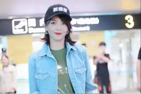 刘涛真是不给老公留路，穿工装戴棒球帽，帅气不输身边王珂图片