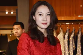 谢杏芳不愧是“体坛超模”，穿红色连衣裙配长卷发，林丹真有眼光图片