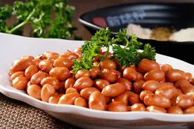 几滴油就能炸出喷香酥脆的花生米，简单到三岁小孩也能做好图片