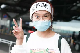 凤凰传奇玲花现身机场，带头发卡很潮流，与以往风格不大一样图片