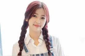 虞书欣可爱到犯规！扎麻花辫配背带裤减龄又少女，被笑容治愈了图片