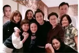 周迅发文祝贺李少红拿奖，晒出集体合照，杨幂竟是被p上去的？图片