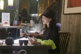 14岁李嫣与闺蜜聚餐，微笑时嘴部有些奇怪，疑术后未完全恢复？图片