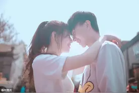 小说：刚和闺蜜八卦完男神，本尊就出现在我面前：需要男朋友吗图片
