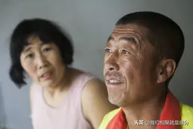 结婚20年，看到妻子和别的男人抱在一起，我选择了原谅图片