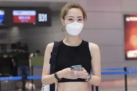 “白冰”身材真适合炫腹，穿露脐背心配运动裤，单身后气质更惊艳图片