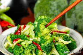 炒西兰花，最忌焯水和直接炒了，难怪不好吃，多加一招又脆又入味图片