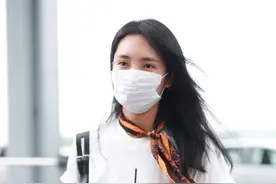 街拍：王紫璇白色字母TEE+黑色阔腿裤+Converse厚底帆布鞋图片