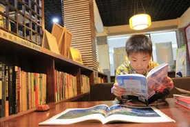 老师要求拍孩子看书的照片，家长们晒出照片后，网友：建议退群图片