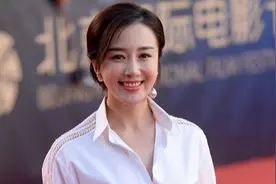 李依晓气质到骨子里，穿白衬衫配黑色半身长裙走红毯，高贵又优雅图片