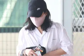 马思纯穿搭休闲现身机场，一路低头看不清状态，打破出国治疗抑郁图片