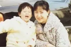 杨紫晒童年照为妈妈庆生，妈妈年轻时和女儿一模样，发型都一样图片