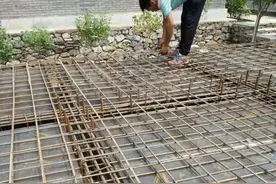 很多农村自建房只有板筋没有负筋，这种做法可以吗？听老师傅说说图片