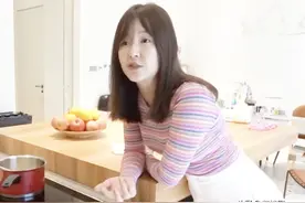 36岁张子萱二胎后变胖，罕见紧身衣变芭比身材拍视频，美得认不出图片