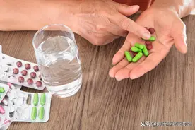吃药后能不能马上喝水？很多人都做错了，听听药师怎么说图片