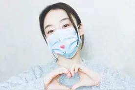 袁姗姗情人节好奢华，在家穿2500银色毛衣配素颜，摆爱心美得心动图片