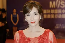 杨恭如46岁虽未婚但美得惊艳，穿红色薄纱连衣裙亮相，气质无敌了图片