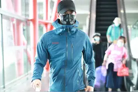 李治廷穿直筒裤好看太多，混搭冲锋衣新颖有趣，这回秒变直腿型男图片